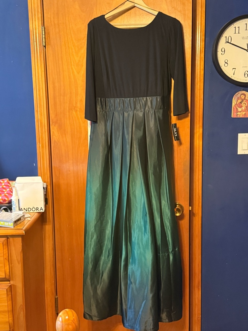 Elegant Black and Green Maxi Dress with 3/4 Sleeves